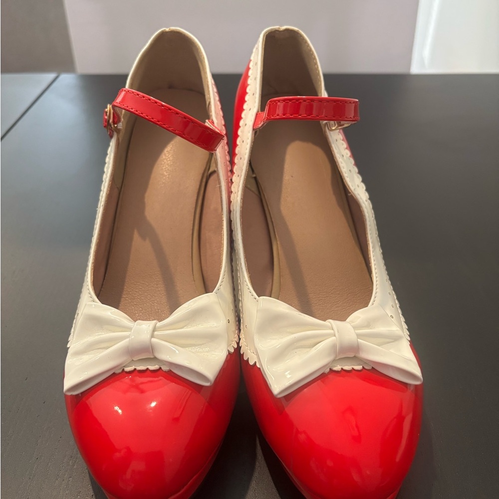 Red pumps with bow